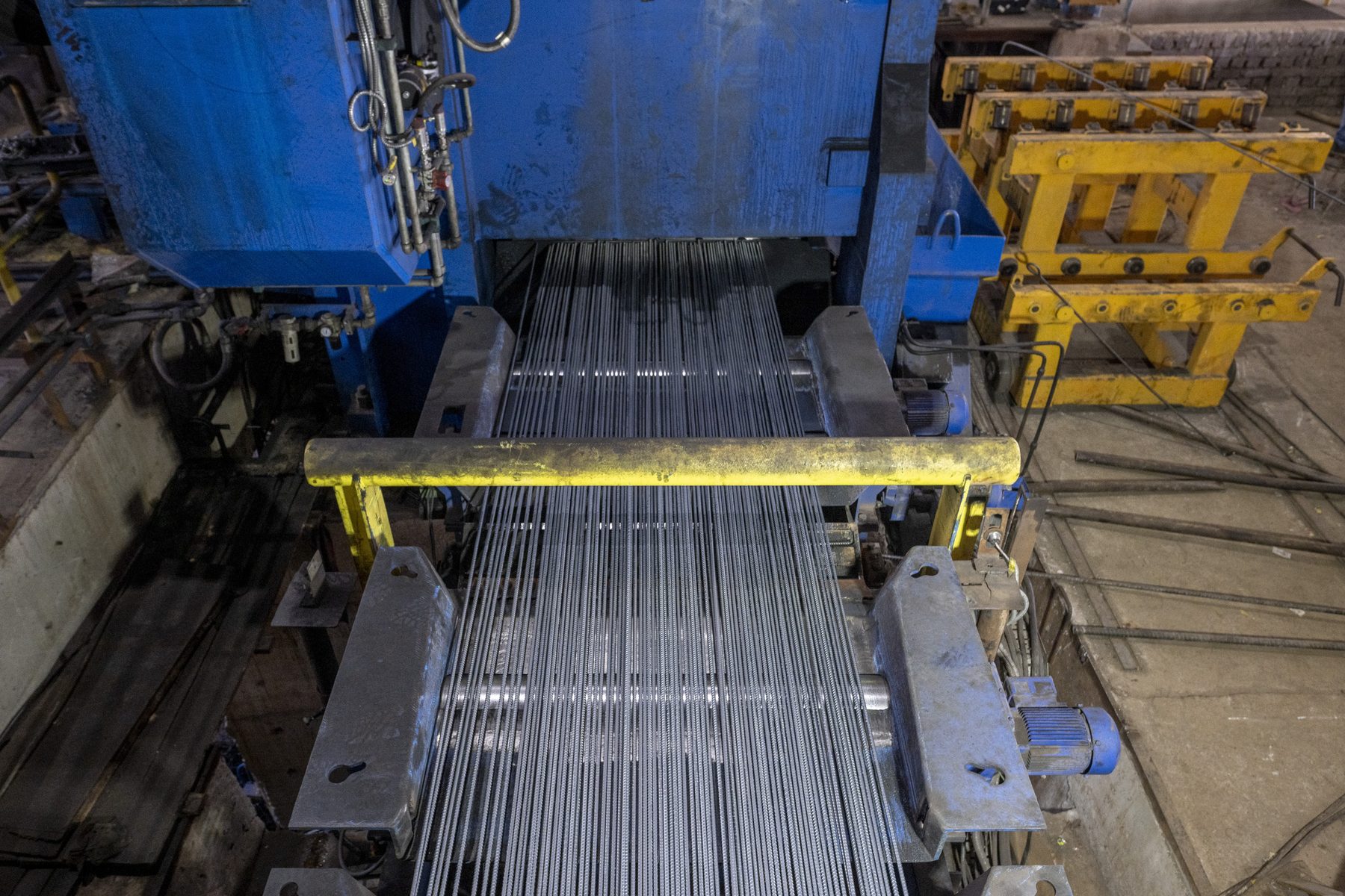 Bars running in parallel through rolling equipment